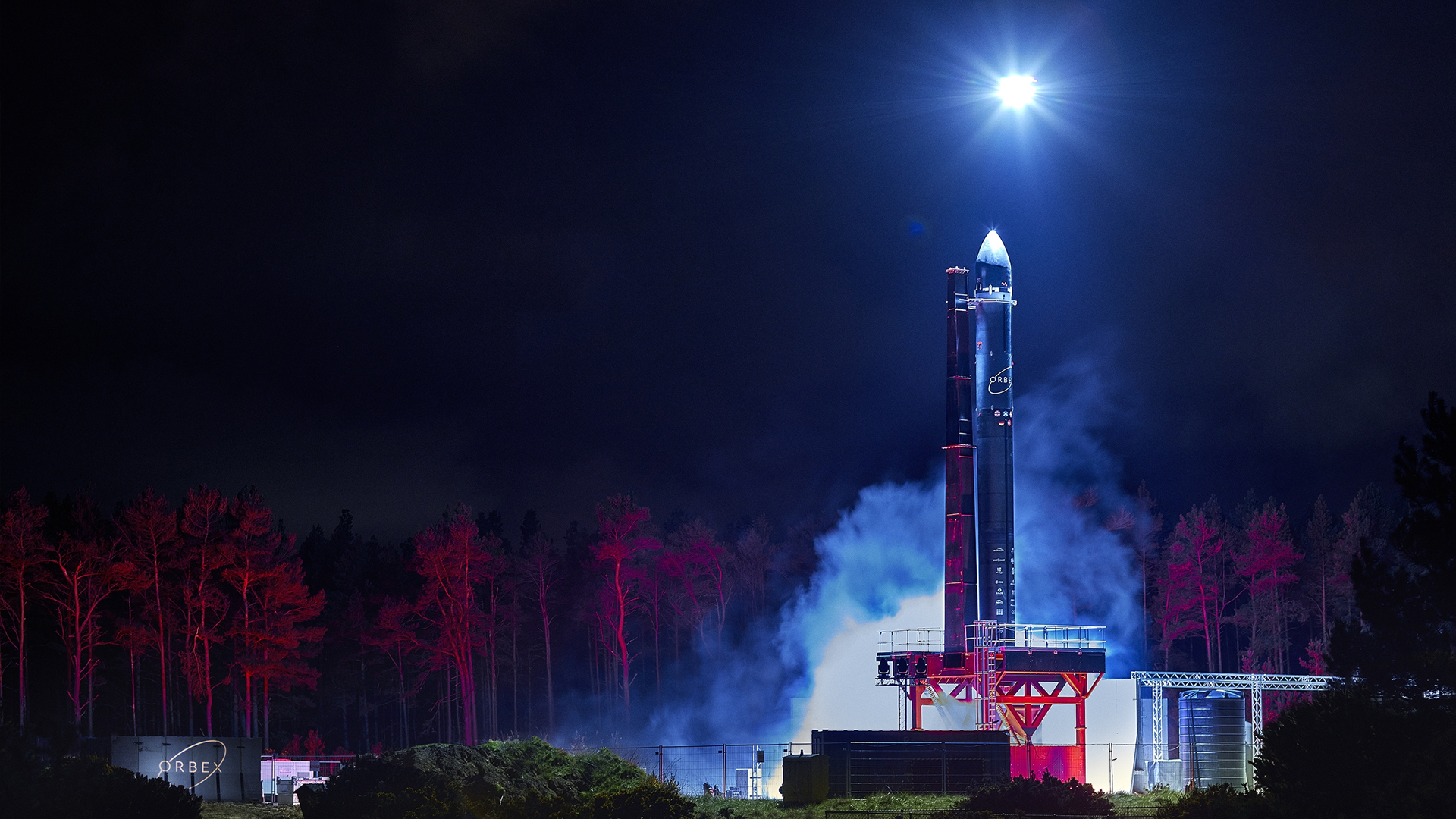 Piirros Orbex Prime -raketista laukaisualustalla