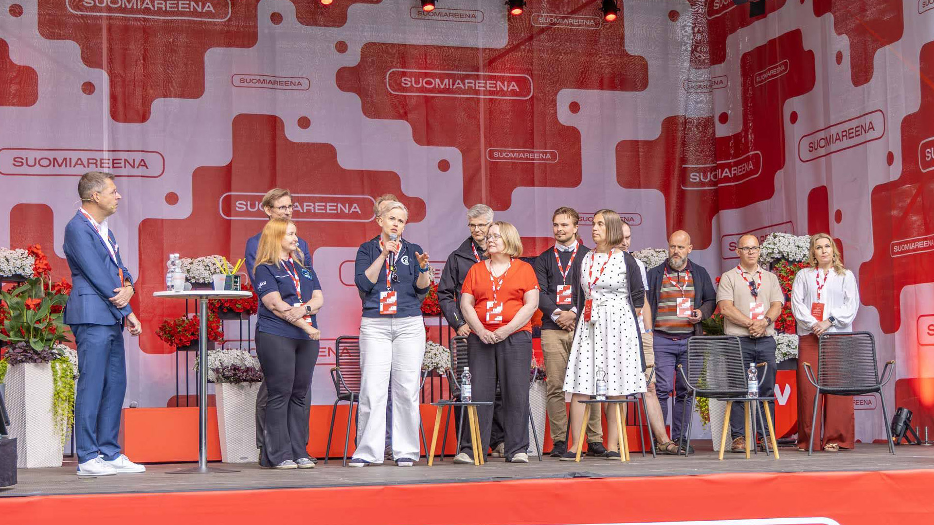 Osa esiintyjistä lavalla tilaisuuden päätteeksi