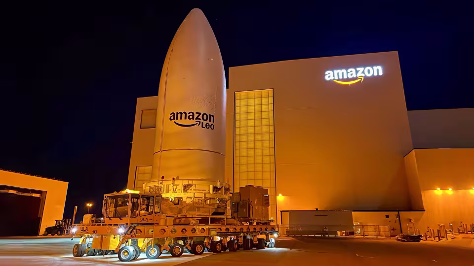 Amazon Leo -satelliitteja kuljetetaan raketille